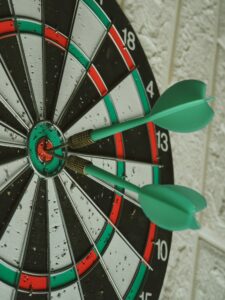 Dartbord met pijlen in de roos, symbool voor de 16 wereldtitels en miljoenenvermogen van Phil Taylor The Power